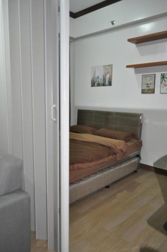 ein Schlafzimmer mit einem Bett in einem Zimmer in der Unterkunft Apparate Condotel Staycation in Cavite
