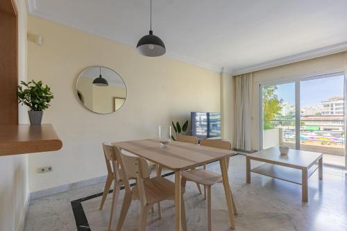 MARBELLA HOME RENTALS - Marina Banus, Puerto Banus, Cozy 2BR, parking & pool