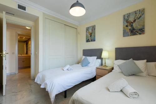 MARBELLA HOME RENTALS - Marina Banus, Puerto Banus, Cozy 2BR, parking & pool