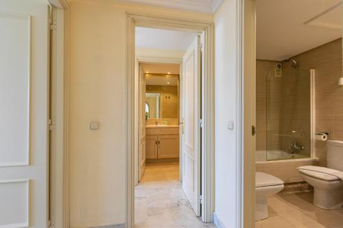 MARBELLA HOME RENTALS - Marina Banus, Puerto Banus, Cozy 2BR, parking & pool