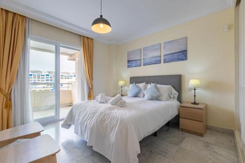 MARBELLA HOME RENTALS - Marina Banus, Puerto Banus, Cozy 2BR, parking & pool