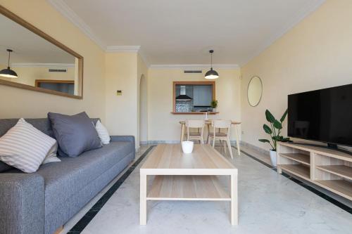 MARBELLA HOME RENTALS - Marina Banus, Puerto Banus, Cozy 2BR, parking & pool
