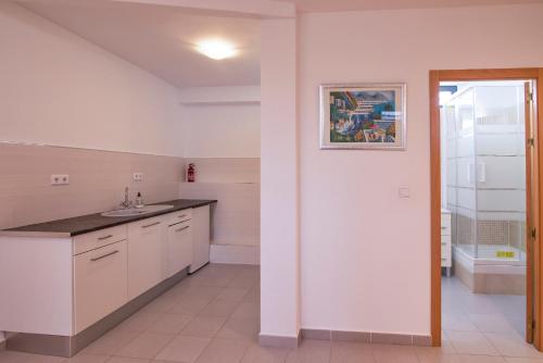 Kuchyňa alebo kuchynka v ubytovaní Villa moderna con piscina