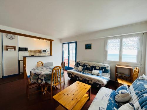 un salon avec un canapé et une table dans l'établissement Les Sables d'Or, vue océan, à Saint-Jean-de-Monts