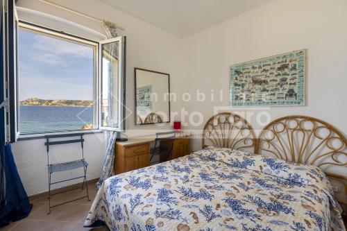 Postel nebo postele na pokoji v ubytování 13 PINETA - Porto Faro vista sull'Isola di La Maddalena