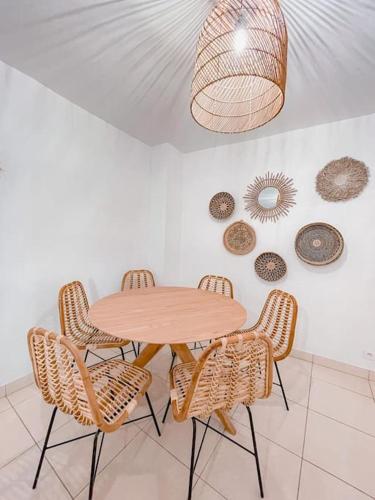 - une table et des chaises en bois dans l'établissement Petit Patio - 2 chambres - Centre ville - Climatisation, à Cassis