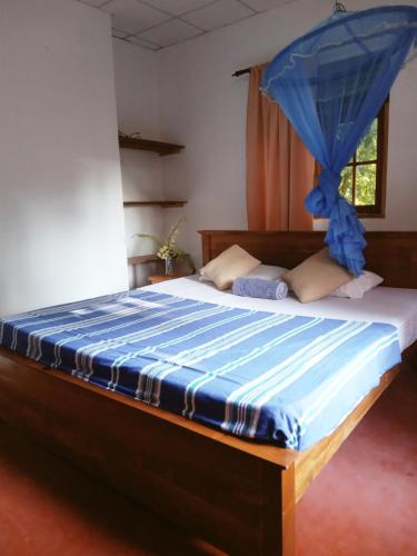 Katil atau katil-katil dalam bilik di Charming 2-Bed Apartment in Weligama