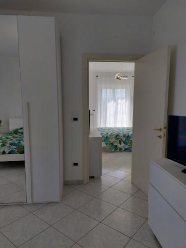 Zimmer mit einem Schlafzimmer mit einem Bett und einem Spiegel in der Unterkunft B&B Villa Mia in Lanciano