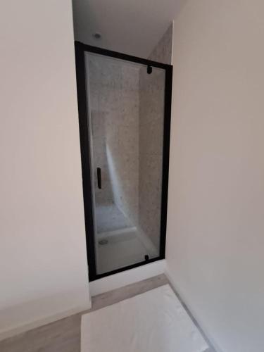 a glass door in a room with a shower at Le Louis Vakantiehuis in Lanaken