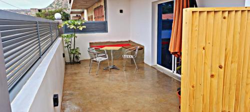 einen kleinen Balkon mit einem Tisch und Stühlen in einem Zimmer in der Unterkunft Apartamentos Santiago - Tarrafal in Tarrafal