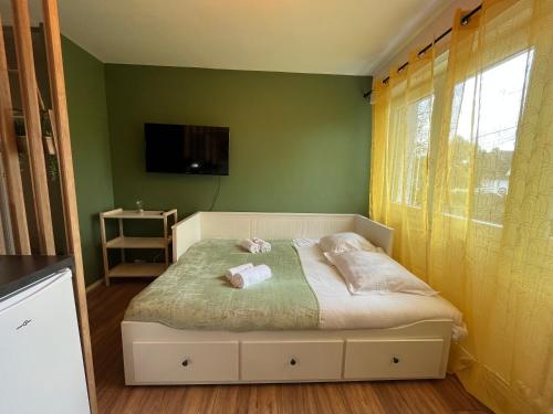Säng eller sängar i ett rum på Amazonite YourHostHelper