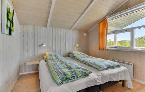 2 Betten in einem Zimmer mit Fenster in der Unterkunft Awesome Home In Sydals With Kitchen in Skovby