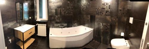 uma casa de banho com uma banheira, um WC e um lavatório. em 50 SFUMATURE DI SUITE em Génova
