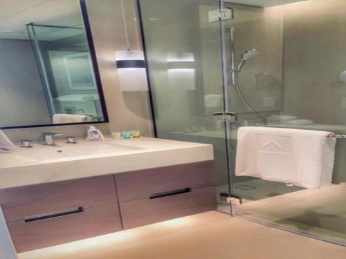 a bathroom with a glass shower and a sink at Ocean View Address Beach Resort Fujairah فندق و منتجع شاطئ العنوان الفجيره in Sharm