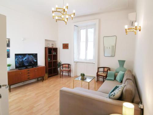 salon z kanapą i telewizorem w obiekcie MILAN stilysh apartment near Metro and Fiera MICO w Mediolanie