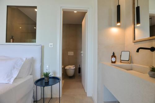Koupelna v ubytování La Mer Bleue Boutique Suite