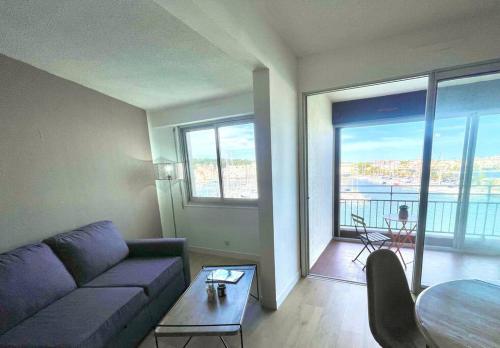 un salon avec un canapé et une table dans l'établissement Appartement vue sur le port, à Gruissan