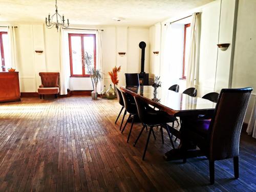 ein Esszimmer mit einem Tisch und Stühlen in der Unterkunft Chez Kahina ancien hôtel Robert in Giat