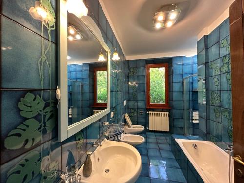 a bathroom with two sinks and two tub at Villa Belvedere di Popiglio in Popiglio