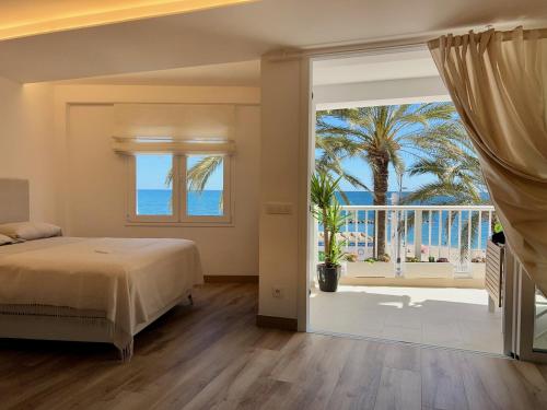 ein Schlafzimmer mit Bett und Blick auf das Meer in der Unterkunft Loft Paseo in Aguadulce