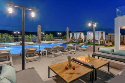 Bazén v ubytování Luxurious Villa Mare - With 150m Pool nebo v jeho okolí