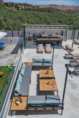 Posezení v ubytování Luxurious Villa Mare - With 150m Pool