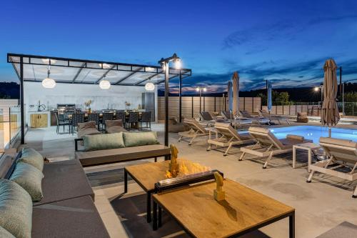 Bazén v ubytování Luxurious Villa Mare - With 150m Pool nebo v jeho okolí
