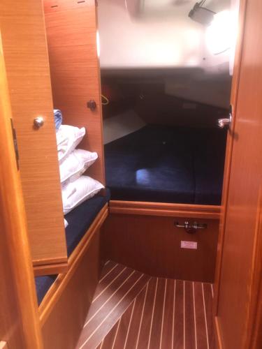 ein kleines Zimmer mit einem Schrank und einigen Handtüchern in der Unterkunft BENNO » Segelyacht am Ijsselmeer mit 3 Kabinen in Lemmer