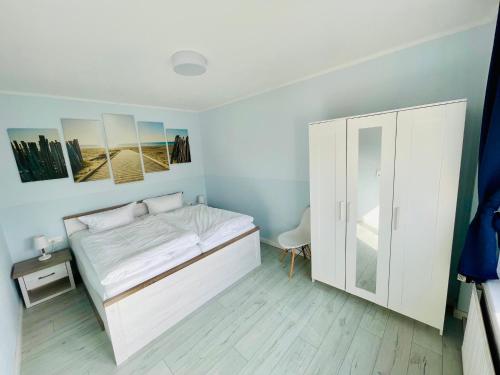 una camera con letto bianco e armadio di Apartment Nähstube a Bansin