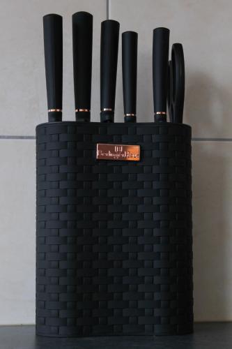 a black knife block with knives in it at Le Louis Vakantiehuis in Lanaken