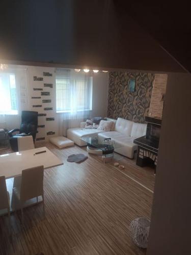 sala de estar con sofá blanco y piano en Dům u zanety, en Jundrov