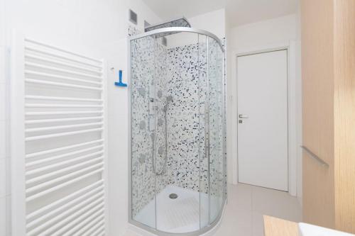 um chuveiro com uma porta de vidro na casa de banho em Apartment Sunset, Zadar - Kožino em Kožino