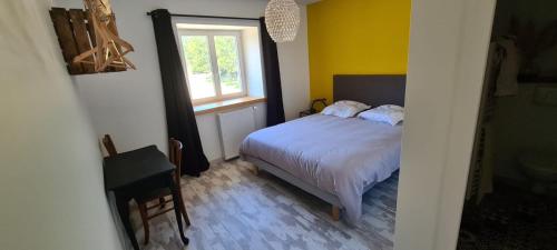 a bedroom with a bed and a window at Chez perlette in Merle-Leignec