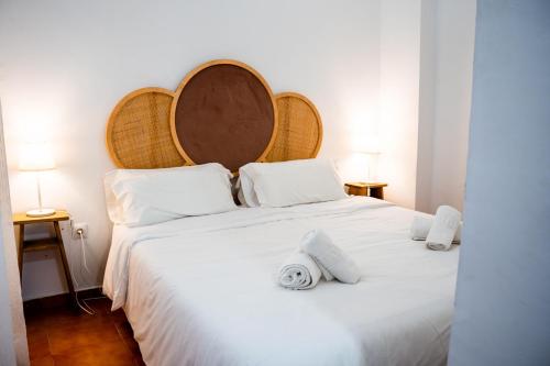 een slaapkamer met een groot wit bed met 2 kussens bij Bermeja Village in Marbella