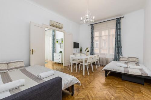 ブダペストにあるReal Apartments Wesselényi II.のベッドルーム1室(ベッド2台付)、ダイニングルームが備わります。