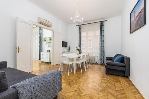 sala de estar con mesa y comedor en Real Apartments Wesselényi II., en Budapest