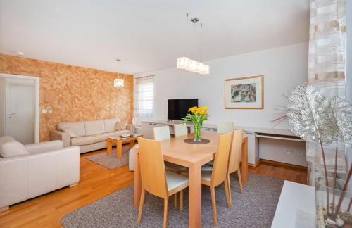 Comfortable 2BDR Apartment Laura Lapad with private garage