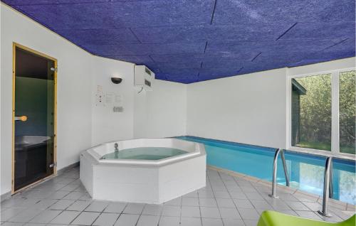ein Badezimmer mit einer großen Badewanne und einer violetten Decke in der Unterkunft Lovely Home In Ebeltoft With Kitchen in Ebeltoft