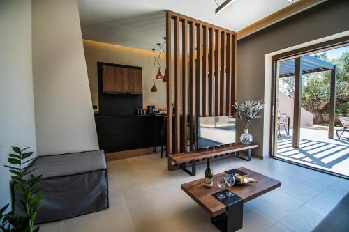 - un salon avec un canapé et une table dans l'établissement Nestor Luxury Villas with Private Pools, à Romanu