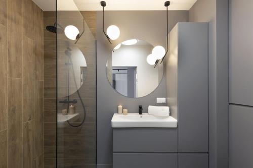 een badkamer met een wastafel en een spiegel bij Elite Apartments Majewskich in Gdańsk