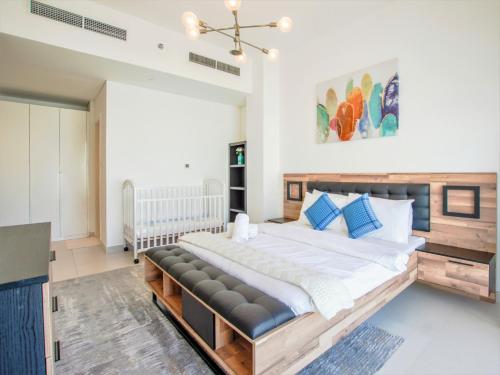 1 dormitorio grande con 1 cama grande y 1 sofá en Prime Views HH2422 en Dubái