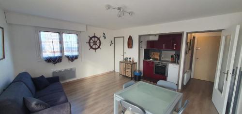 Grand studio lumineux à côté des plages