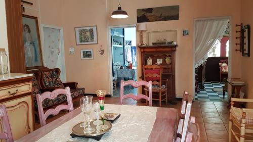une salle à manger avec une table et des chaises roses dans l'établissement Villa CAMBOUNET, Maison cosy à quelques kilomètres des plages, à Béziers