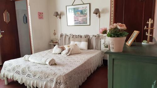 une chambre avec un lit avec deux oreillers dessus dans l'établissement Villa CAMBOUNET, Maison cosy à quelques kilomètres des plages, à Béziers