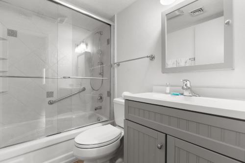 Et badeværelse på Deer Ridge Mountain Resort C301