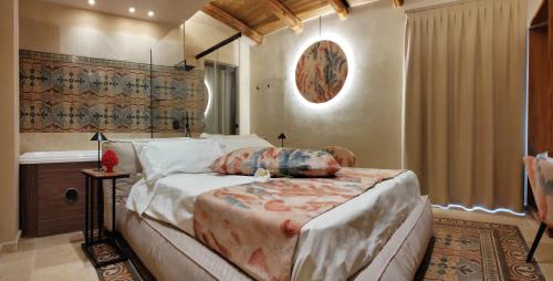 een slaapkamer met een groot bed in een kamer bij Terre di Sveva in Castel del Monte