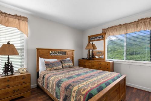 En eller flere senge i et værelse på Deer Ridge Mountain Resort C301