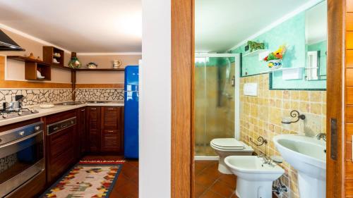 ein Bad mit einem WC, einem Waschbecken und einer Dusche in der Unterkunft Attico tra i due Mari in Novoli