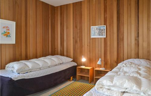 バイアス・スタンにあるBeautiful Home In Oksbl With 2 Bedrooms And Wifiのベッド2台 木製の壁の部屋