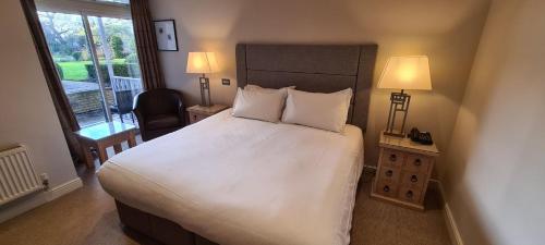 Ένα ή περισσότερα κρεβάτια σε δωμάτιο στο Rowton Hall Hotel and Spa